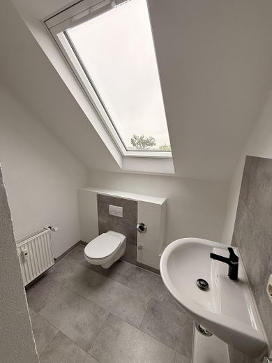 Schöne große Maisonette-Wohnung im 2-Parteien-Haus — 3 Zimmer + ausgebautes Dachgeschoss – Badezimmer mit WC