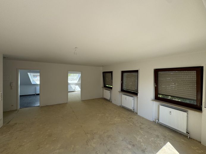 Sanierte 3-Zimmer-Dachgeschosswohnung mit Dachterrasse und Tiefgaragenplatz – Wohnzimmer