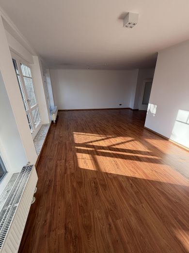 Appartement lumineux de 3,5 pièces à Sasel | Balcon exposé sud-ouest & 2 places de stationnement en parking souterrain – Wohnzimmer/Rückansicht