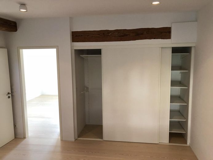 Designer Loft incl. Balcony & Terrace in a Listed Complex, Private Sale – Schrank/ Kinderzimmereingang