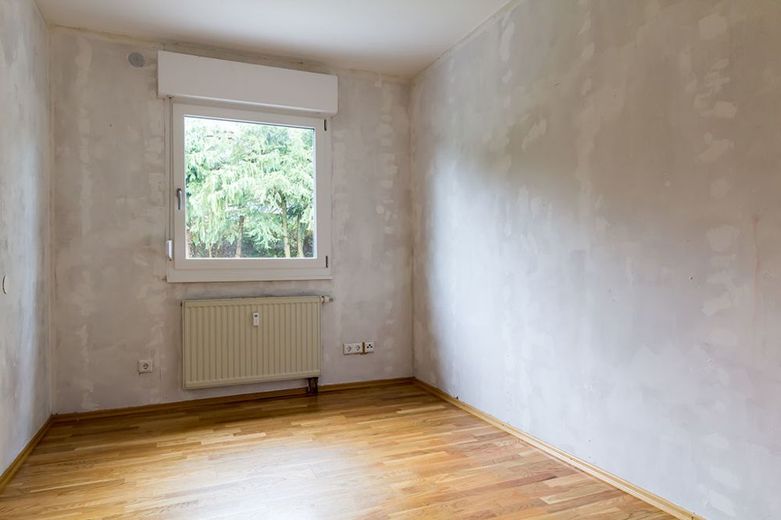 Gebotsverfahren: Modernisierungsbed., teilvermietetes
3-Familienhaus in ruhiger Lage von Höchst – V739-2414-15