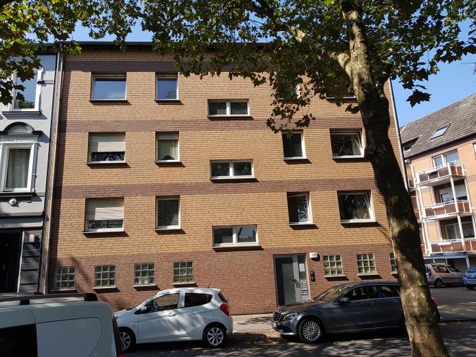 2,5 Raum mit Balkon im gepflegten Mehrfamilienhaus – Vorderansicht