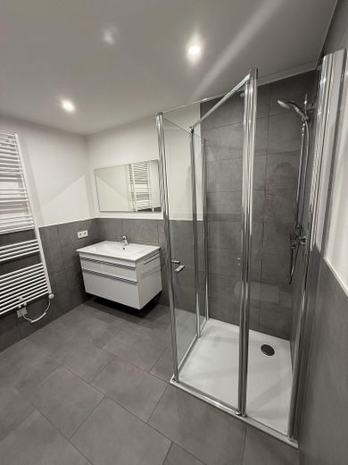 Neubau 3 Zimmer mit großer Terrasse, gehobene Innenausstattung – Badezimmer Ansicht 1