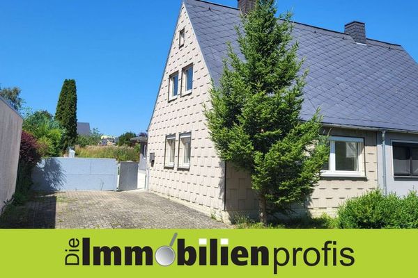 Hof: Partially renovated semi-detached house, immediately available for occupancy