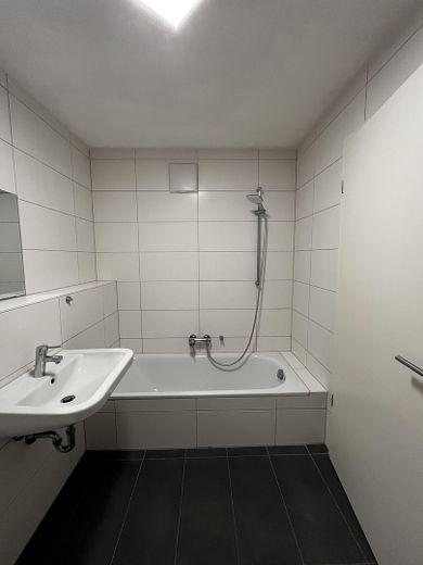 Licht 2-kamerappartement met balkon, inbouwkeuken & ondergrondse parkeerplaats in Ingolstadt – Bad