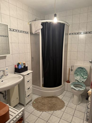 Gut geschnittene 2 Zimmer Wohnung im 2. OG mit Balkon ab dem 01.12.2026. – Badezimmer mit Dusche