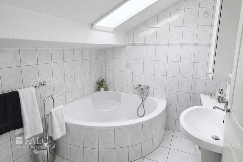 Familien Herzlich Willkommen - ruhiges Wohnen in Wesel – Badezimmer mit Badewanne oben