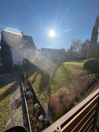 2,5 Zi-Wohnung Hochparterre mit Nord und Süd Balkon in ruhiger Lage, Tiefgarage, geringe Nebenkosten – Südbalkon, Blick in den Garten
