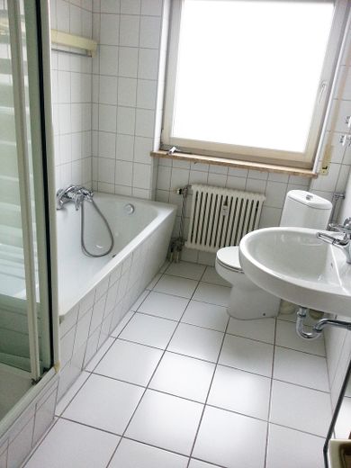 Bad mit Badewanne, Toilette...