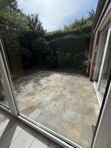 Zadbany dom jednorodzinny w stylu dziedzińca ogrodowego, zapewniający dużą prywatność – zmodernizowany i gotowy do zamieszkania – Blick aus Wohnzimmer in Garten
