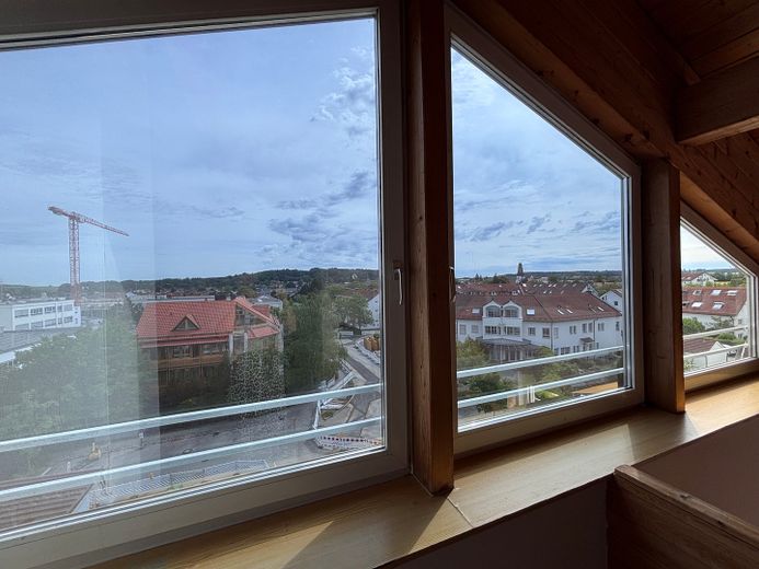 TOP STUDIO-Wohnung IDEAL Büro+Wohnen(3+4.Stock,7 Räume,gr.Balkon,) Panoramaalpenblick (GF ca. 185m2) – Panoramafenster Blck über Ort