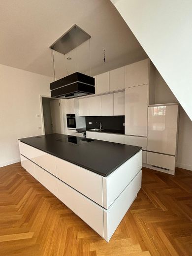 Provisionsfrei: Außergewöhnliche Dachgeschosswohnung mit Blick über Berlin und toller Dach-Terrasse – Küche+Zugang Abstellkammer li