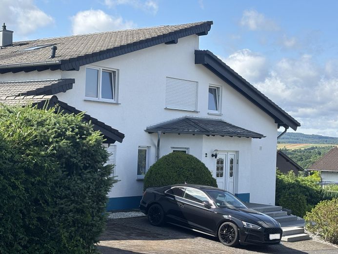 Eingang mit Stellplatz