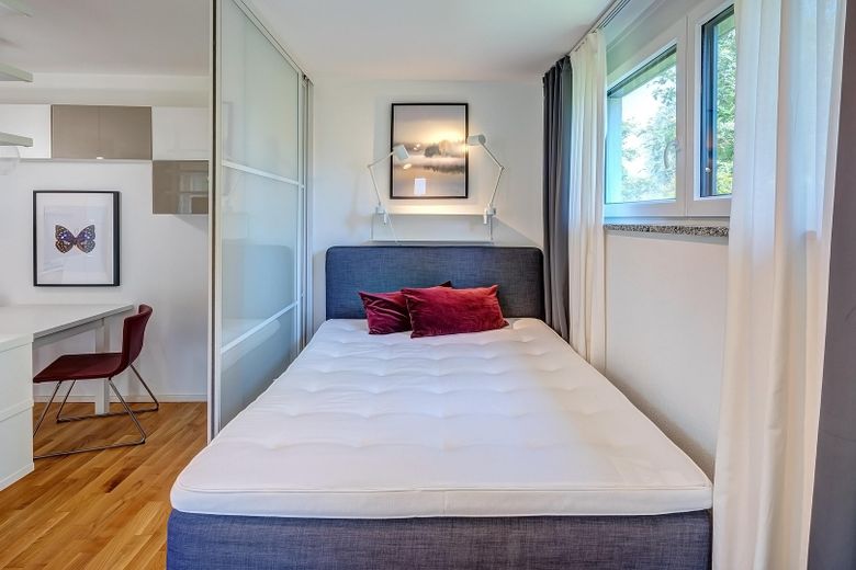 Hochwertige, möblierte Gartenwohnung – Schlafen