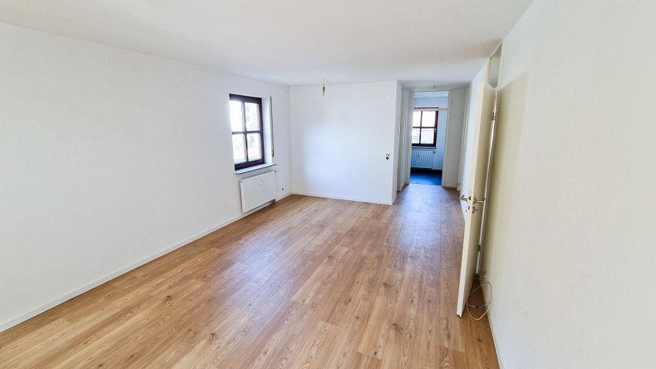 Renovierte 2-Zimmer-Wohnung in Korb mit Garagenstellplatz & Terrasse – Wohnzimmer