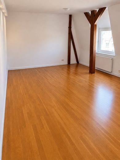 3 Zi Wohnung, WG-geeignet, Einbauküche & Duschbad – ideal für Studenten, 4.OG im Dachgeschoss – Wohnzimmer 