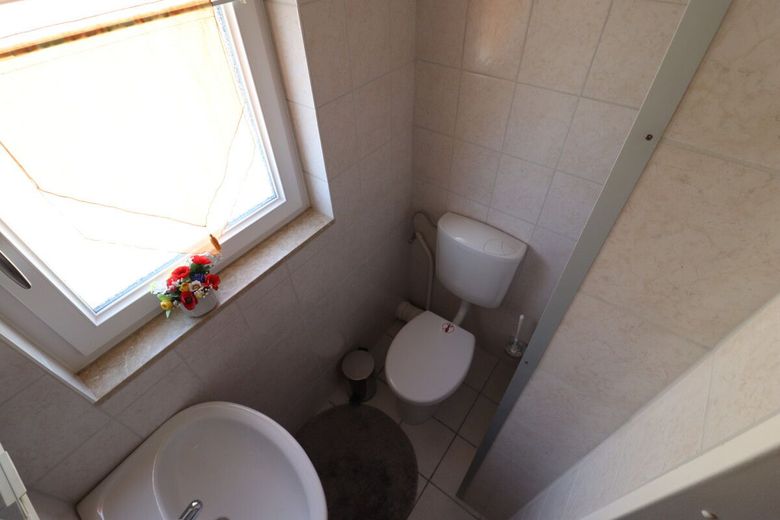 Modernisiertes Ein-/Zweifamilienhaus mit Fernwärmeanschluss in ruhiger Sackgassenlage – Gäste-WC OG