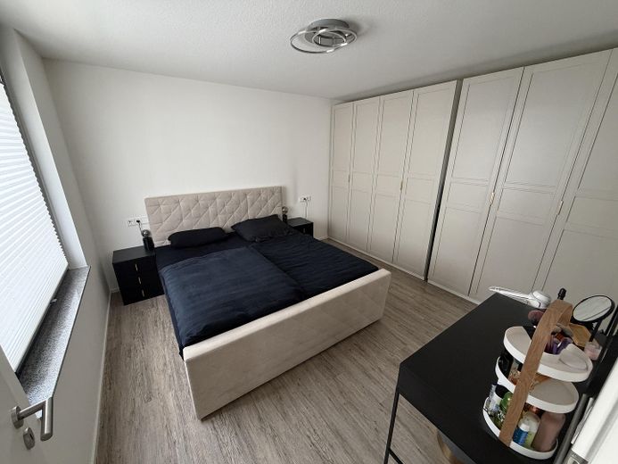 Appartement lumineux de 3 pièces avec balcon dans le quartier Steingau – Kirchheim unter Teck – Schlafzimmer