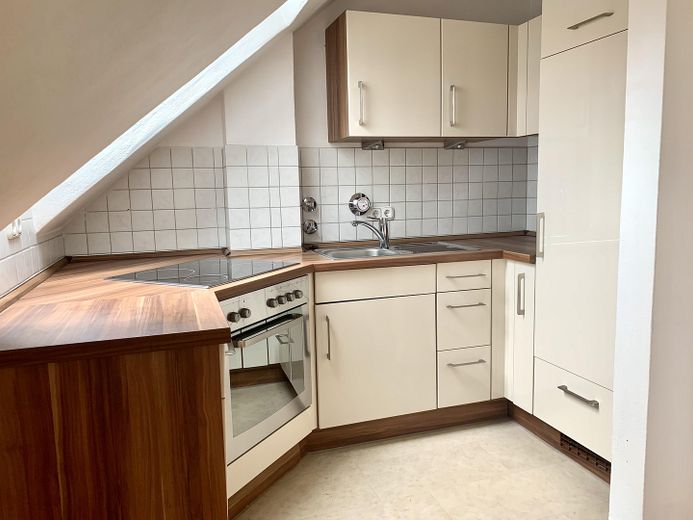 Bogenhausen: luminoso e tranquillo appartamento condominiale di 2,5 locali, TG, libero – Einbauküche