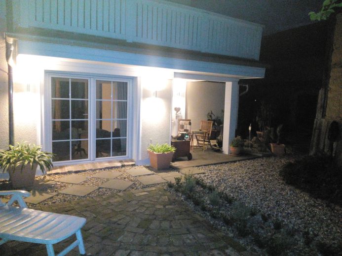 Überdachte Terrasse bei Nacht