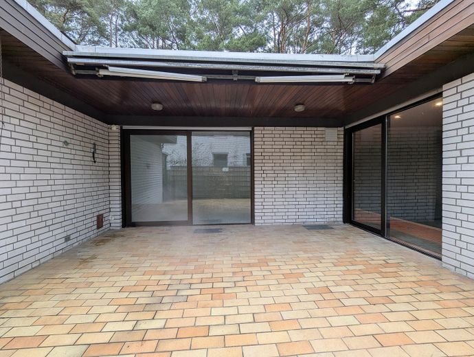 Bungalow adatto alle famiglie, vicino al centro e ben collegato – Terrasse