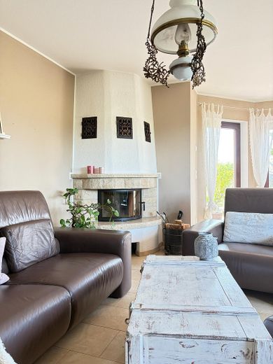 Straordinaria casa unifamiliare moderna con doppio garage – Wohnzimmer
