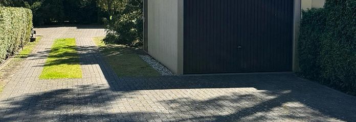 Einfahrt mit Garage
