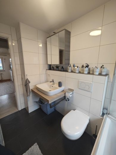 Badezimmer mit Spiegelschrank