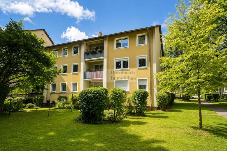 Top!! Charmante 3-Zimmer-Wohnung mit offenem Wohnkonzept und Balkon – Hausrückansicht