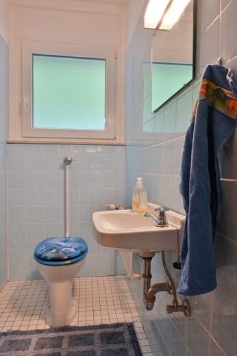 Großzügiges 1-2 Familienhaus mit viel Platz und gehobener Ausstattung – WC Kinderbereich