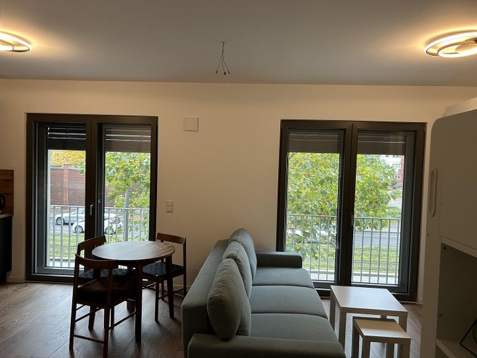 Exklusive, voll möblierte Neubauwohnung (2024) | U5 Friedrichsfelde | Sofort bezugsfertig – Zwei bodentiefe, große Fenster