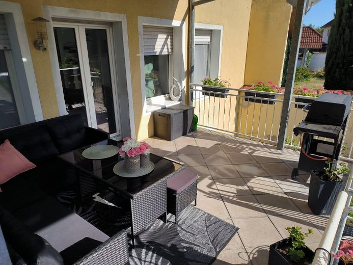 Odnowione mieszkanie 3-pokojowe z balkonem, ogrodem i miejscami parkingowymi – Balkon