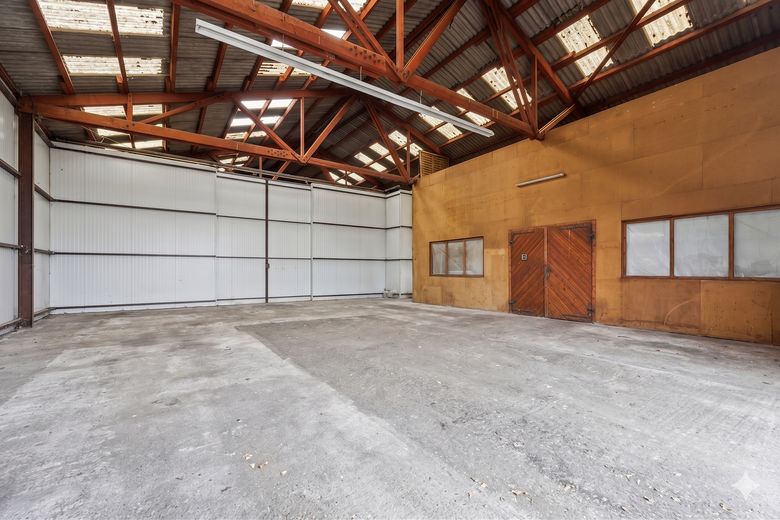 Arbeiten und Residenz vereint: Großzügige Gewerbehalle mit repräsentativer Villa – Lagerhalle Abteil 2/4