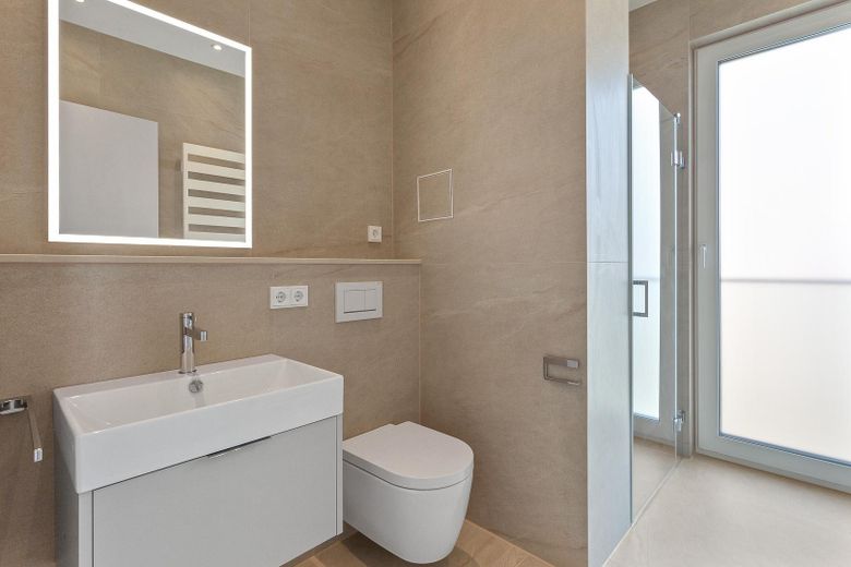 4-Zimmer-Wohnung mit hochwertiger Einbauküche und großem Balkon zu vermieten! – Badezimmer
