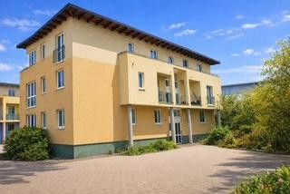 Hauseingang mit Parkplatz