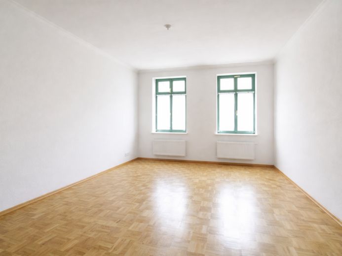 Wohnen mit Stil: 2-Zimmer-Altbauwohnung mit Balkon & Parkett – Foto 1