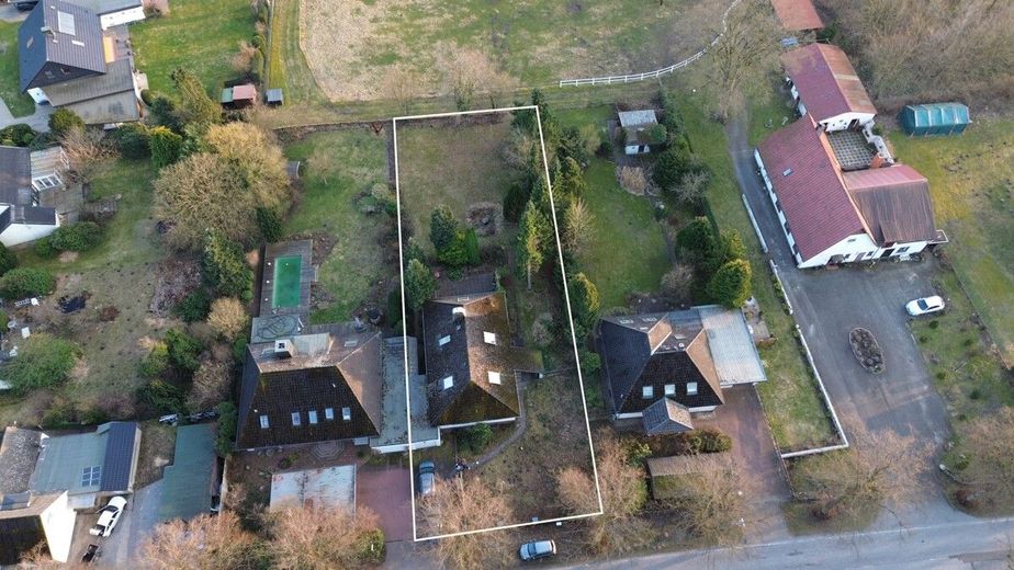 Ländlich wohnen, individuell gestalten - Haus auf großem Grundstück in Bark – Drohnenaufnahme