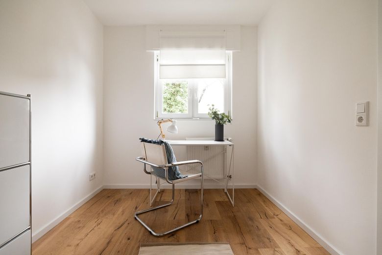 Gotowe do zamieszkania mieszkanie po remoncie: 4 pokoje, balkon i widok na zamek w centrum Königstein – Office