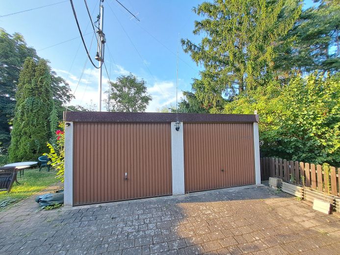 Charmantes Einfamilienhaus mit Balkon, Garage und Garten – Ihr neues Zuhause in Prausitz – Garagen