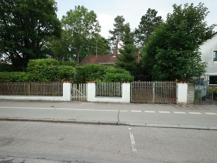 München-Waldperlach: Grundstück mit Altbestand – Ansicht von der Straßenseite