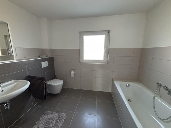 2. Bad mit Badewanne