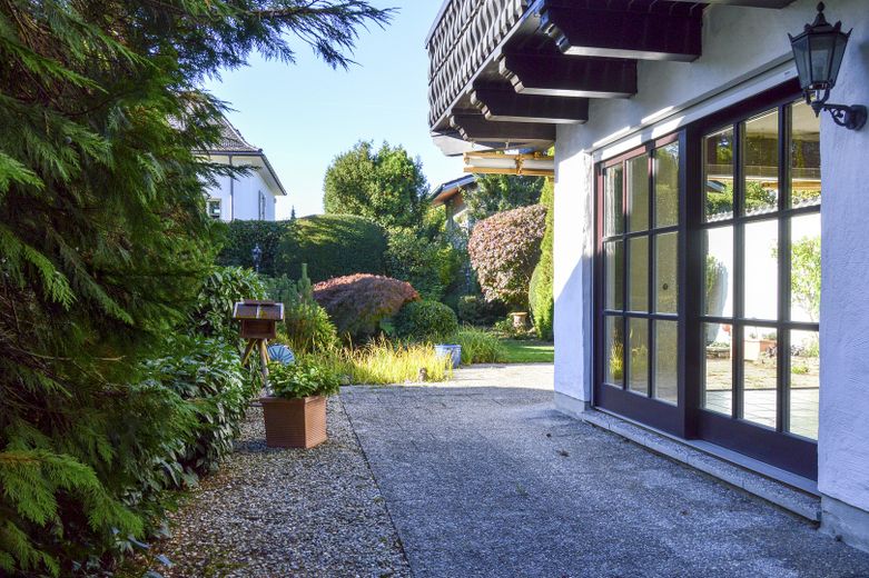Exceptional semi-detached house with potential and a dream garden – prime location on Portenlängerstraße in Grünwald – Seitenansicht Gartenblick