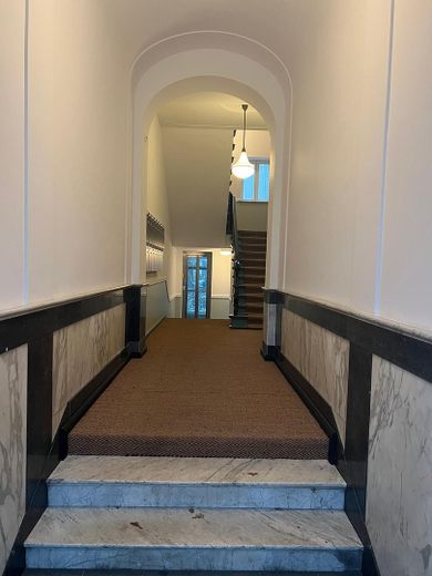 Kernsanierter Altbau mit Aufzug im 3. OG: 2 Zimmer, Designküche & Einbauschränke & Vorhänge nach Maß – Foto 5
