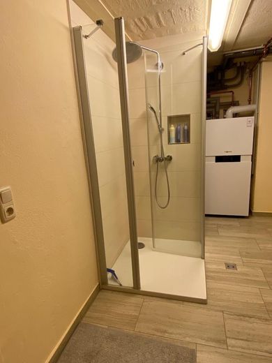 Gepflegte 4‑Zimmer‑Doppelhaushälfte | 110 m² | Vollkeller mit Nutzfläche 55 m² | Südterrasse – Heizungskeller mit Dusche
