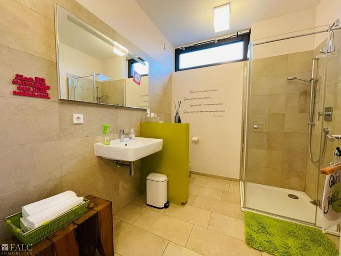 Rundum beeindruckend: Ihr neues Zuhause mit klaren Linien und großzügigen Fensterfronten – Badezimmer