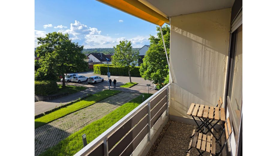 490 € Hausgeld? Dafür 511.000 € Rücklage, Hybrid-Heizung & 2 Balkone – unter 160.000 € – Zimmer links: Balkon
