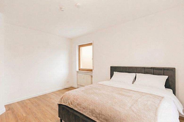 Steuerlich attraktive Kapitalanlage in Stammheim-Süd mit zuverlässigem Mieter (provisionsfrei) – Schlafzimmer (Möbel KI gen.)