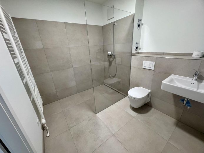 Güneşli teras ve bahçeye sahip mobilyalı yeni 2 odalı daire – Badezimmer