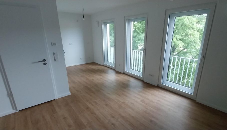 Helles, möbliertes Neubau-Apartment mit Top-Anbindung in Schöneberg – Wohnraum_Fenster