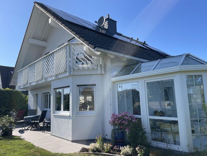 Geniş manzaralı yenilikçi mimar evi; cömert yaşam alanı; modern enerji tedariki – Wintergarten und Südseite